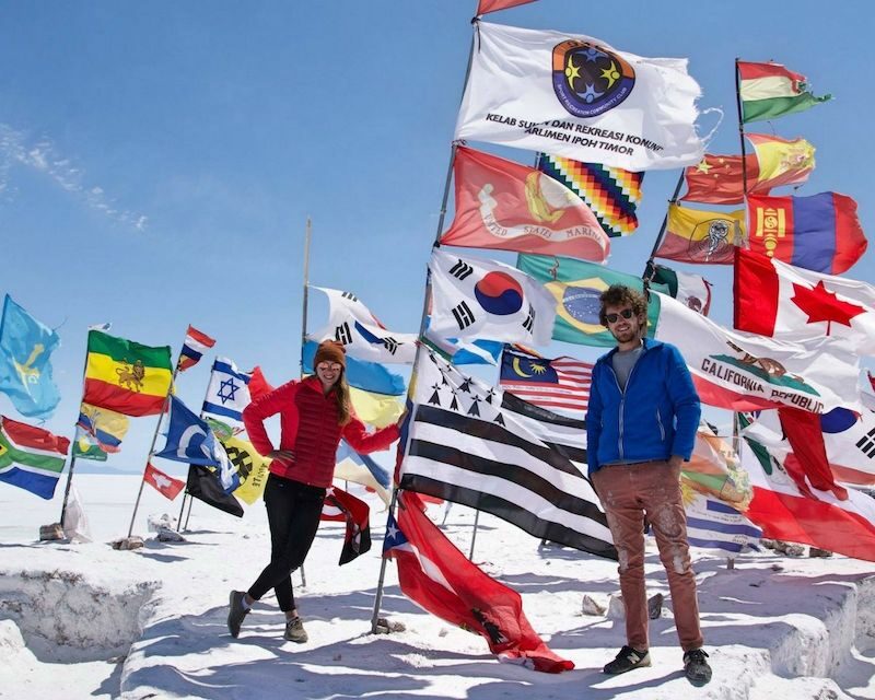 Les Bretons des 4 vents à côté de dizaines de drapeaux du monde