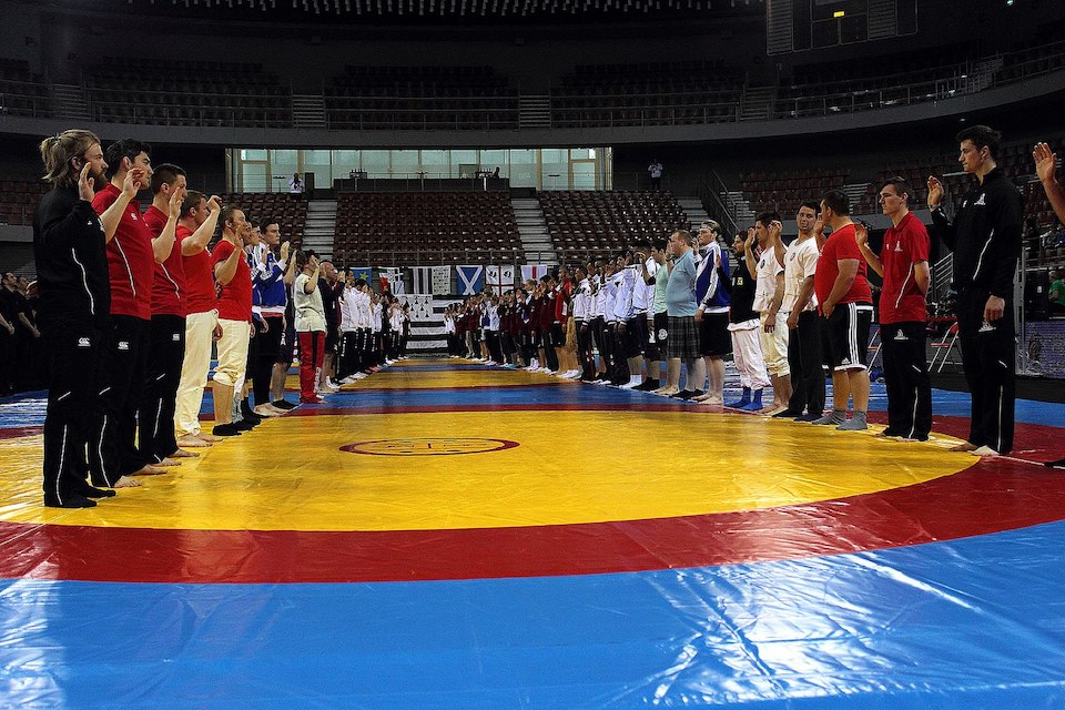 Salut avant un combat au championnat d'Europe de luttes interceltiques à Brest en 2016