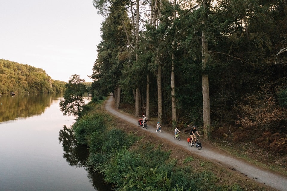 Une famille à vélo le long du canal de Nantes à Brest