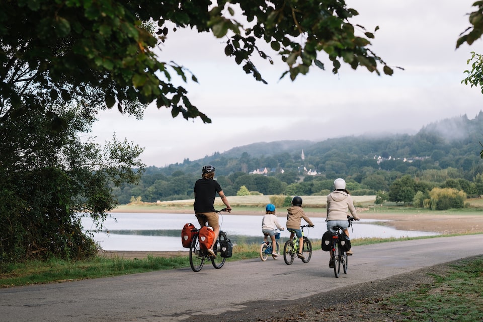 Une famille qui se balade à vélo