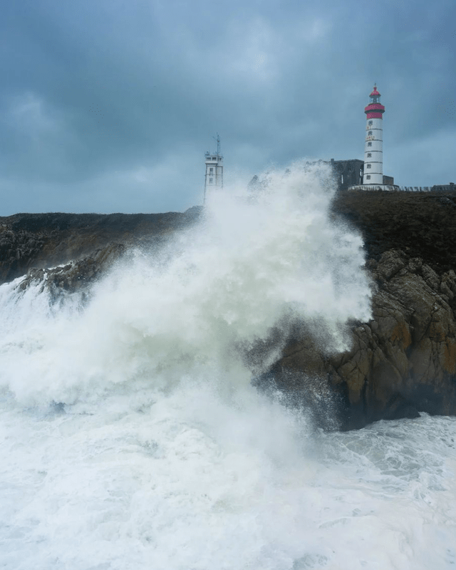 Mer agitée sur la Pointe Saint-Mathieu