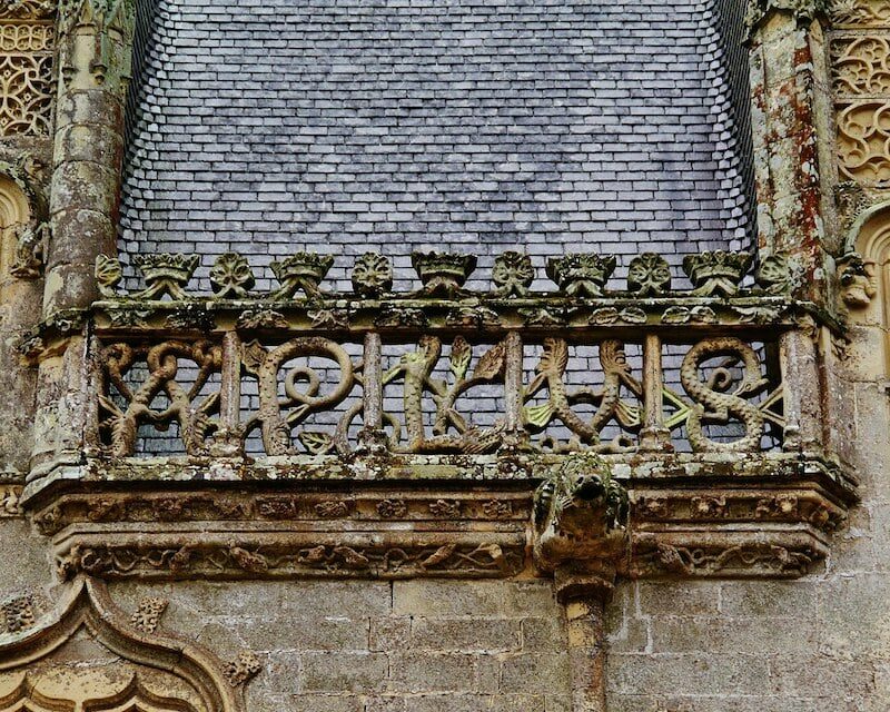 Devise A plus sur la façade du château de Josselin