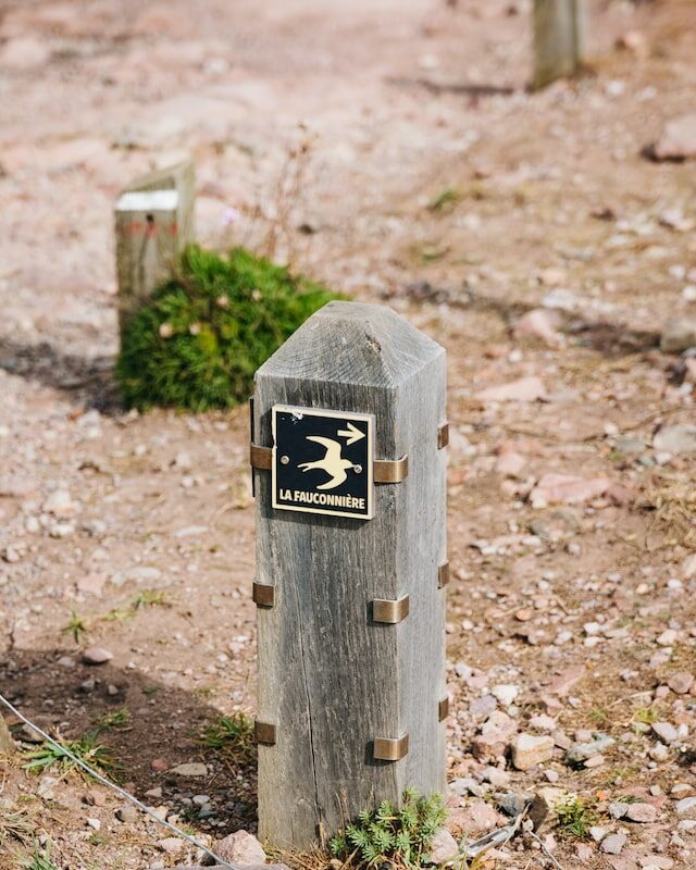 Panneau vers la fauconnière au Cap Fréhel