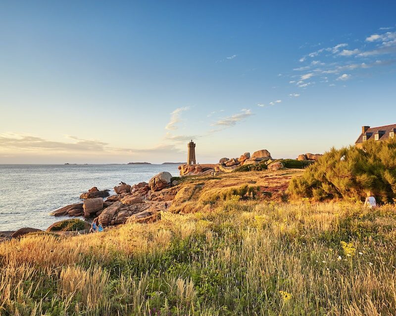 Vue sur la Côte de Granit Rose et le phare de Ploumanac'h