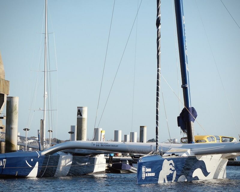 Un trimaran de course au port de course au large de Lorient