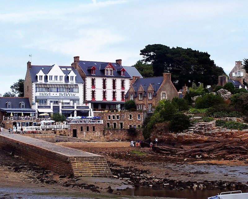 Arrivée sur l'Île de Bréhat avec le fameux Hôtel BelleVue