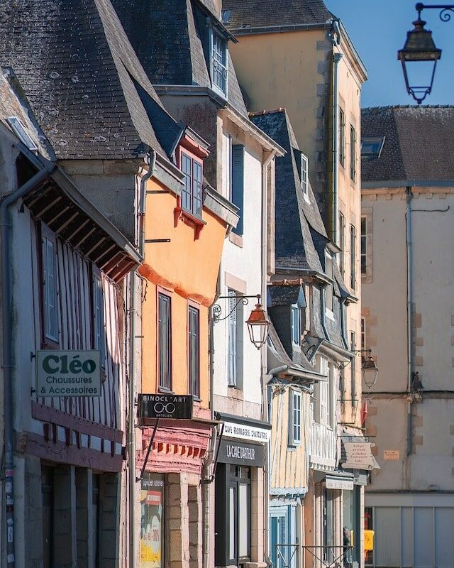 Une rue ensoleillée du centre-ville de Quimper