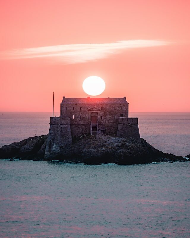 Coucher de soleil sur un îlot de Saint-Malo
