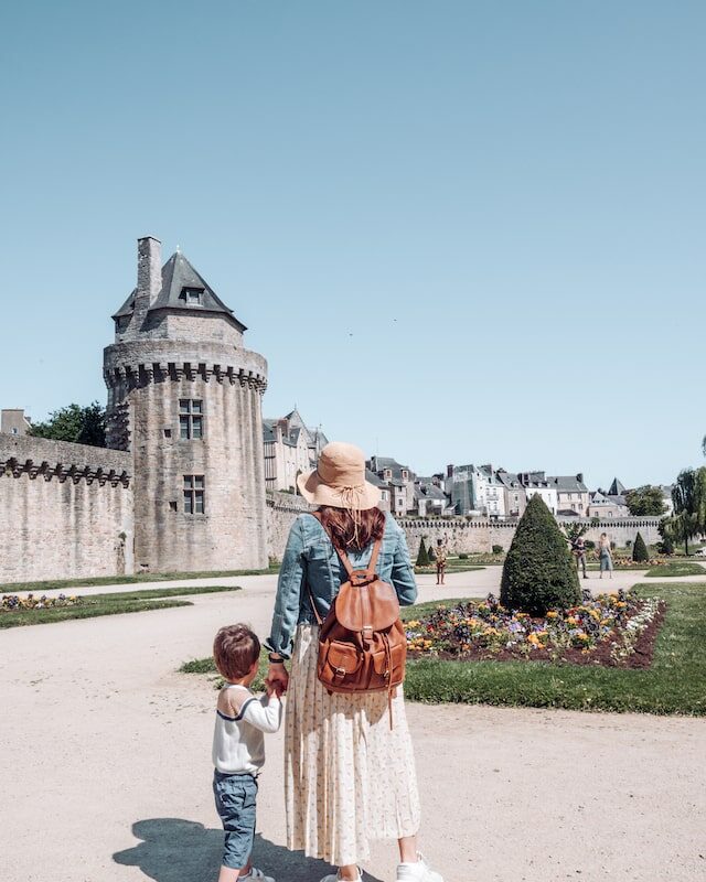 Une mère et son fils à côté du château de Vannes