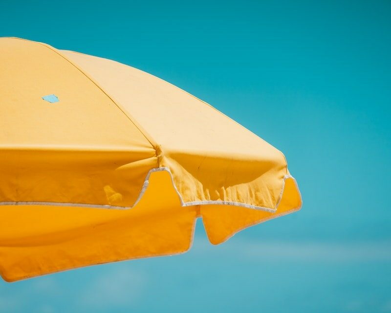 Un parasol jaune