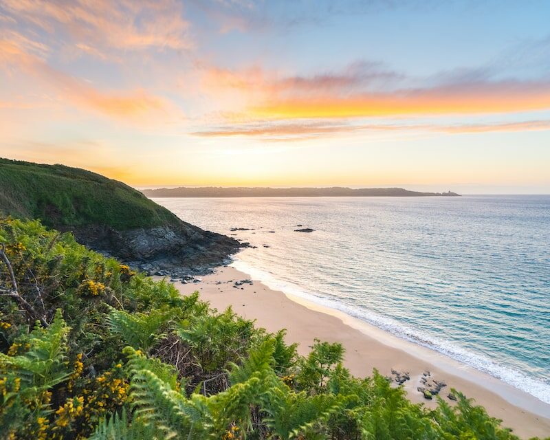 Un coucher de soleil sur une plage à Saint-Cast-le-Guildo