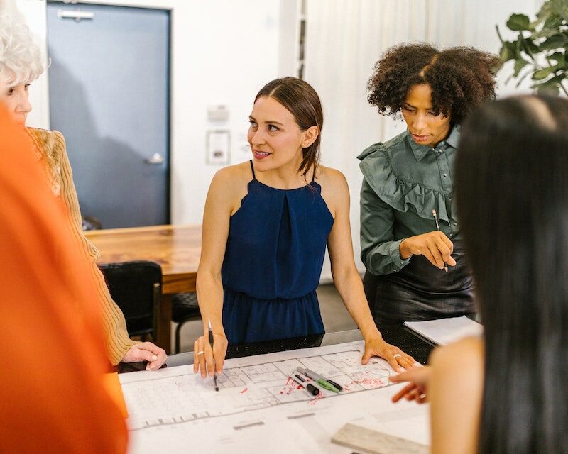 Groupes de femmes en réunion d'équipe