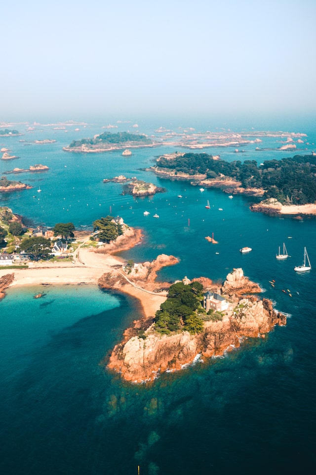 Comment visiter l’Île de Bréhat ? - Port d'Attache