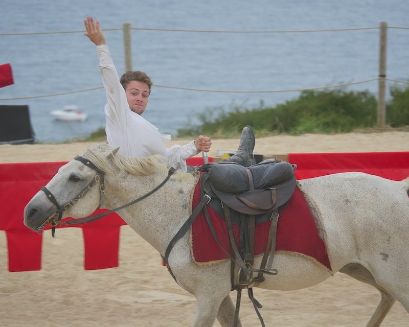 Homme faisant des acrobaties à cheval