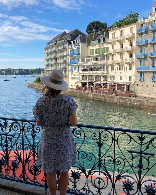 Femme au balcon de l'hôtel La Vallée à Dinard