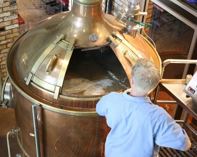 Homme qui brasse de la bière