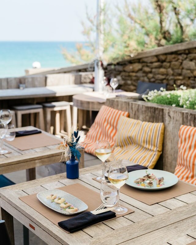 Plats en terrasse de l'AR INIZ à Saint-Malo