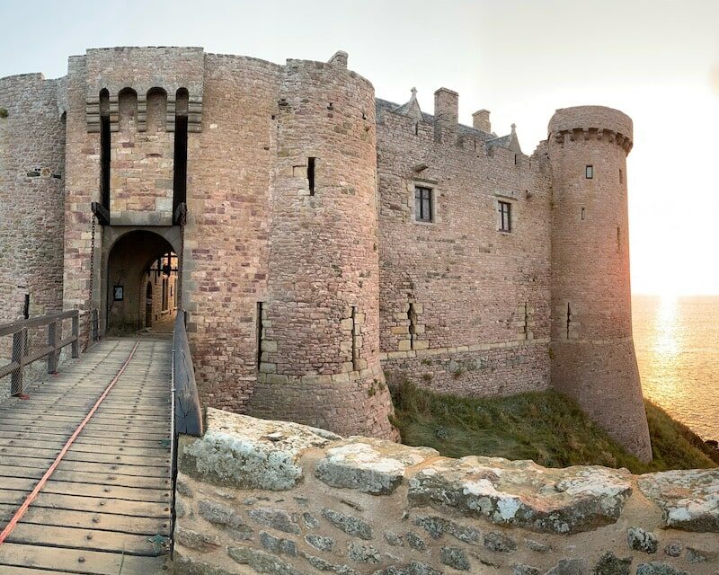 Château de la Roche Goyon au lever du soleil