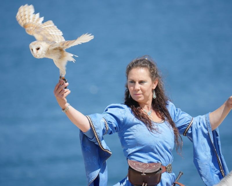 Femme avec un oiseau de la Fauconnerie Hippogriffe