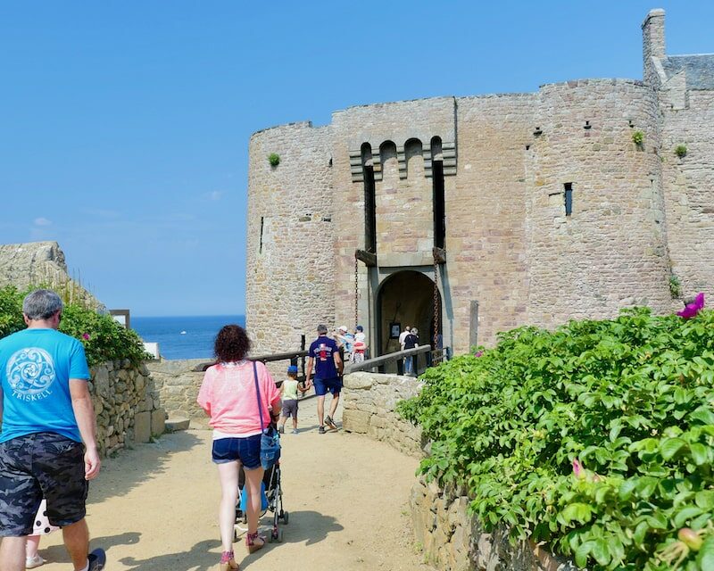 Des personnes qui visitent le Fort La Latte