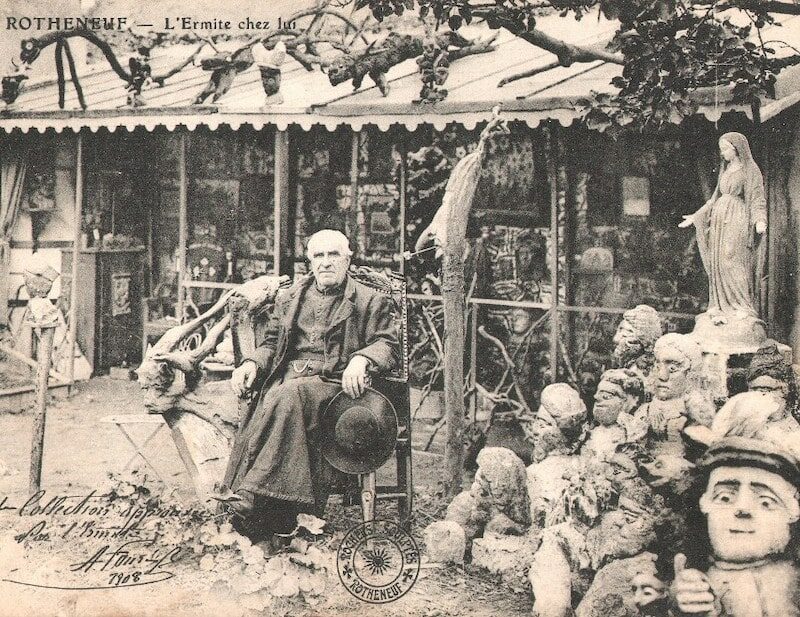 L'abbé Fouré dans son jardin avec toutes ses sculptures