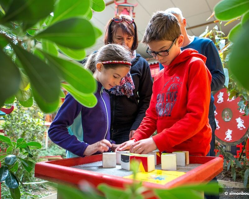 Enfants dans les jeux du jardin d'Asie d'Enigmaparc