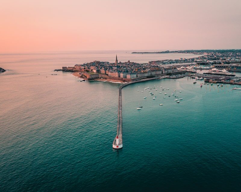 Môle des Noires et Saint-Malo en arrière plan