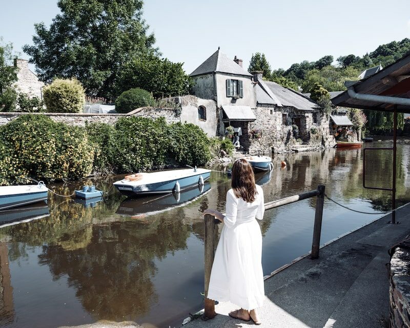 Femme sur le bord du Trieux à Pontrieux