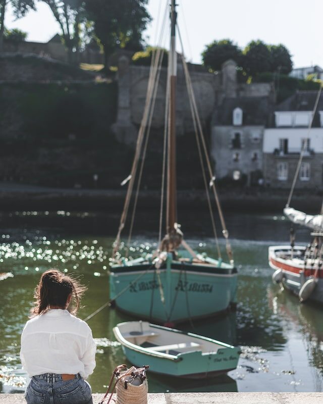 Femme sur le bord du Port de Saint-Goustan à Auray