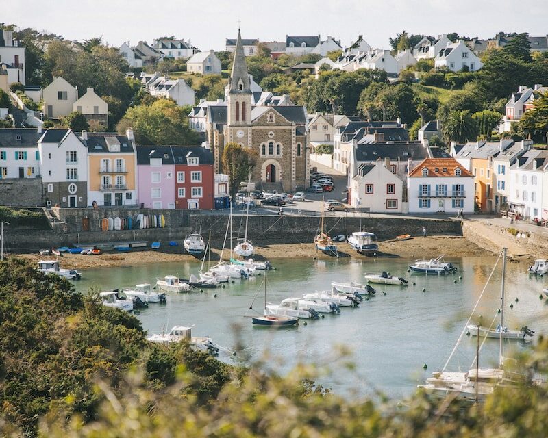 Vue sur le Port de Sauzon à Belle-Île-en-Mer