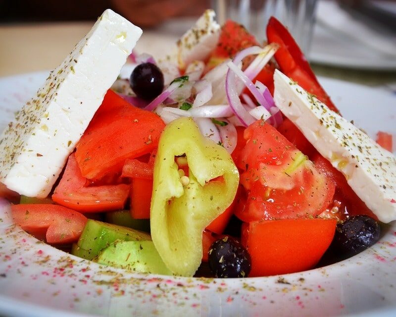 Une salade grecque avec des oignons de Roscoff