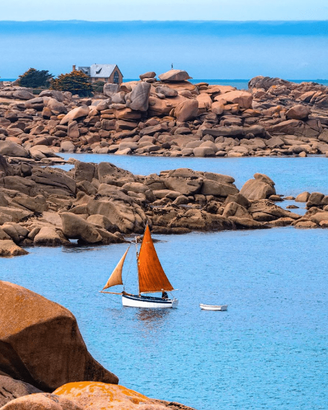 Voilier le long de la Côte de Granit Rose