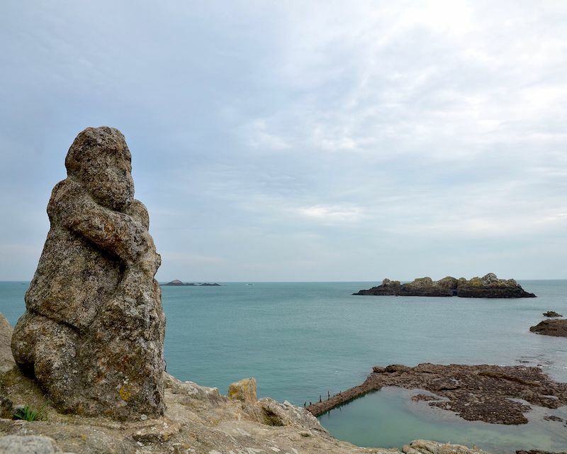 Vue sur la mer depuis les rochers sculptés de Rothéneuf