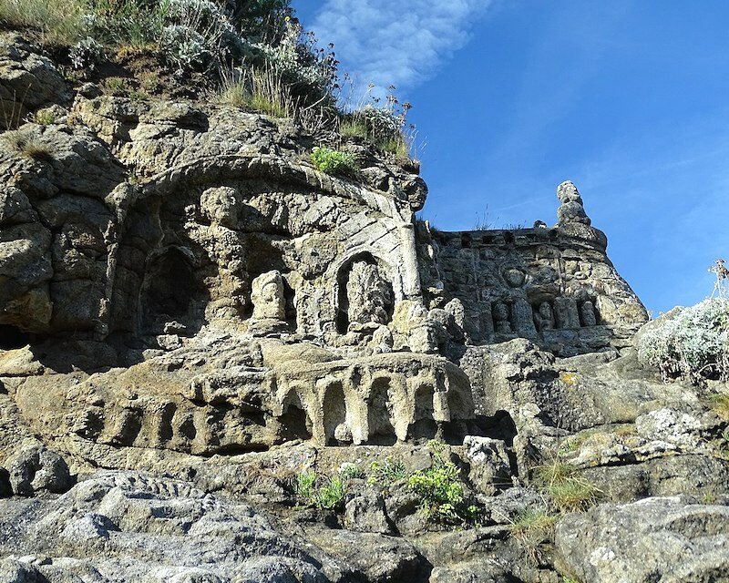 Vue globale des sculptures de Rothéneuf