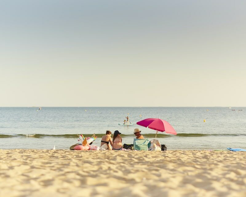 Plage avec un parasol