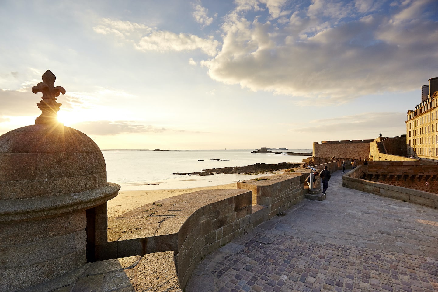 5 idées pour découvrir la Côte d’Émeraude : de Saint-Malo au Château de la Roche Goyon