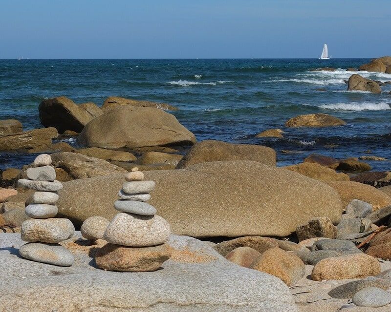 Tas de galets sur la plage