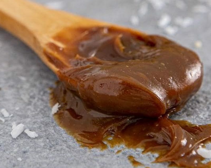 Une cuillère de caramel au beurre salé