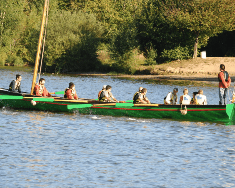 La Fée des marais sur l'eau avec des avirons