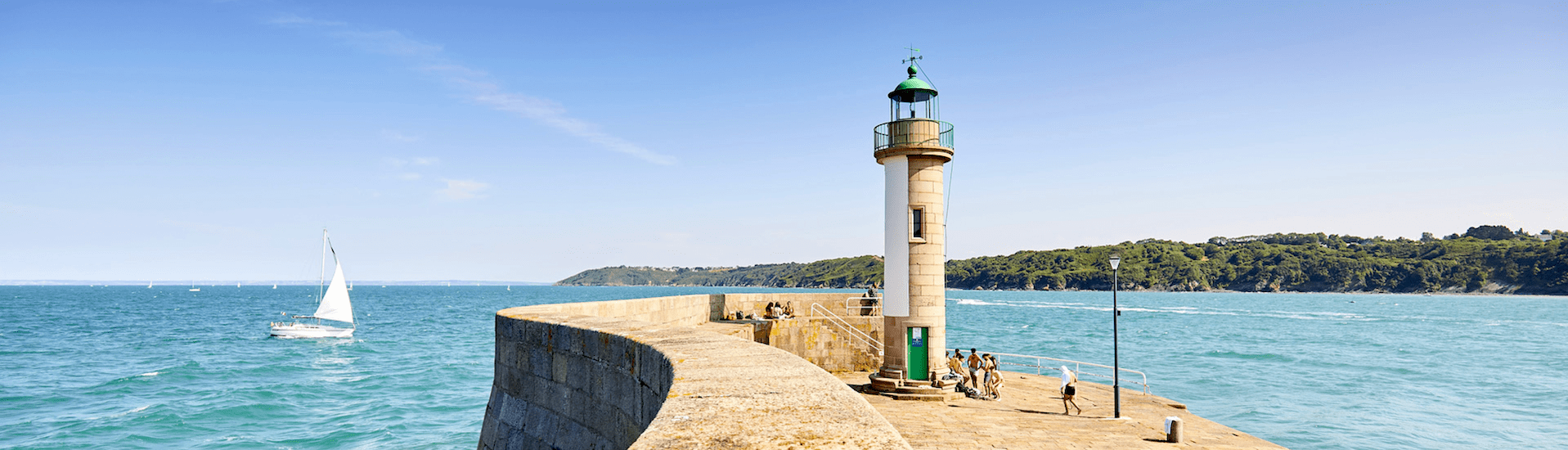 Digue de Binic l'été