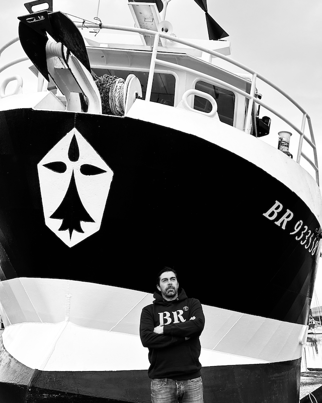 Hugo David devant un bateau à Brest