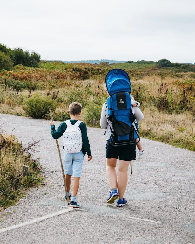 Mère et son fils qui font une randonnée