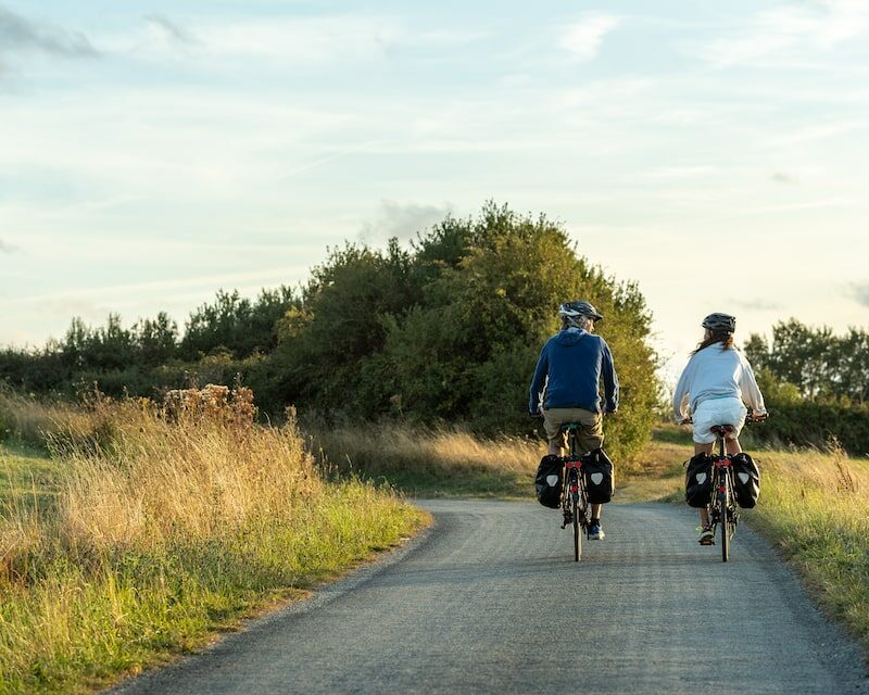 Couple qui fait du vélo