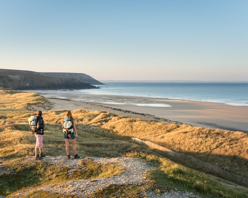 Femmes qui randonnent sur le GR34 en bord de mer