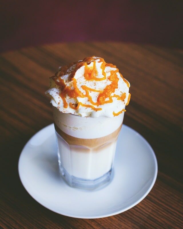 Café latte au caramel