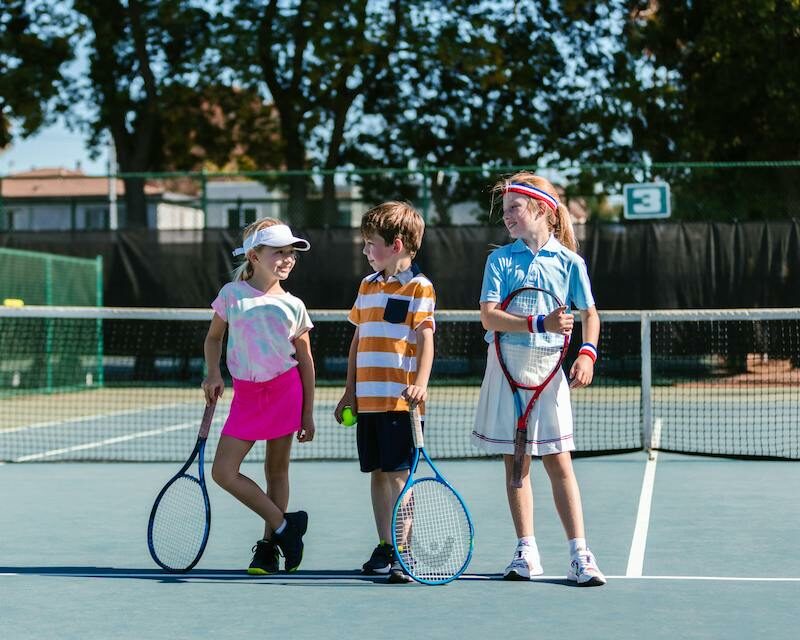 Enfants sur un court de tennis