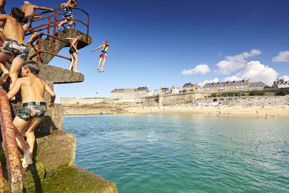 Enfants dans la piscine naturelle de Bon Secours à Saint-Malo