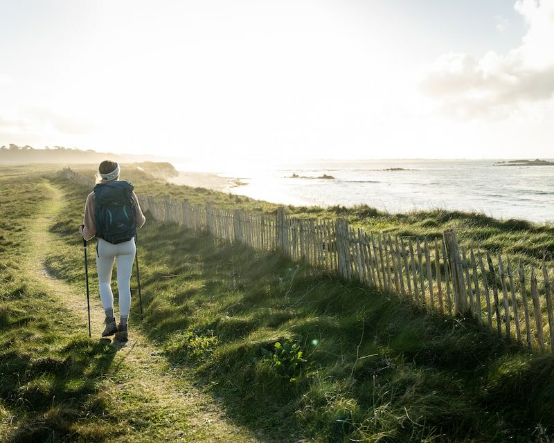 Personne qui fait de la randonnée sur la côte