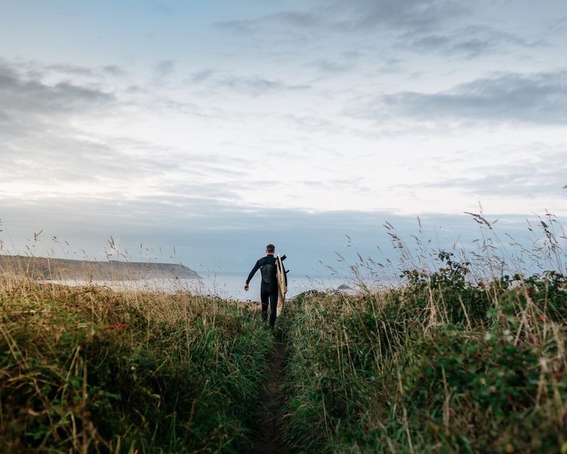 Un homme avec sa planche de surf