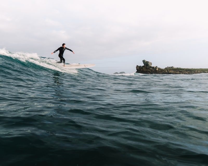 Un surfer en pleine action